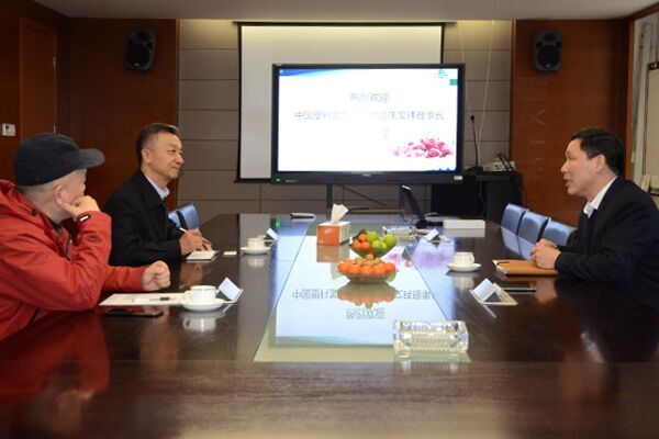Presidente Wenwei Zhu da China Plastics Processing Industry Association visitou a empresa